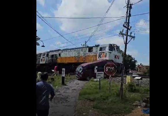 Kecelakaan Mengerikan Minibus Pemudik Tertabrak KA Argo Semeru di Madiun