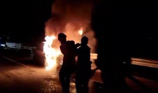 Honda Accord Ludes Terbakar di Tol Jombang, 5 Pemudik Selamat