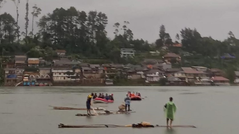 Main Rakit di Situ Cileunca Bandung, 2 Remaja Jatuh lalu Hilang Tenggelam