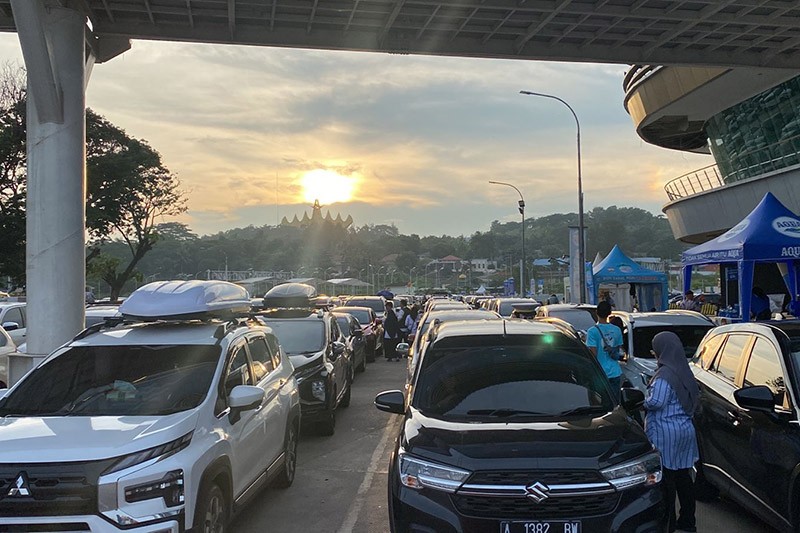 Pelabuhan Bakauheni Mulai Dipadati Pemudik yang Ingin Kembali ke Merak Sore Ini - Bagian 2