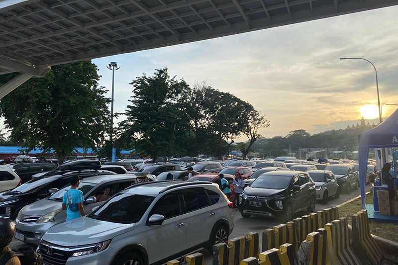 Pelabuhan Bakauheni Mulai Dipadati Pemudik yang Ingin Kembali ke Merak Sore Ini - Bagian 1