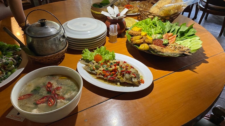 Menikmati Kuliner Khas Sunda di Rumah Makan Gentong, Resto Legendaris di Jalur Mudik Selatan