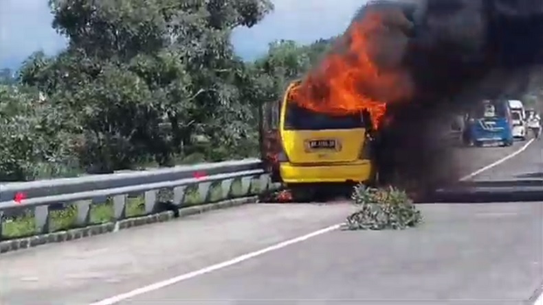 Bus Elf Angkut Rombongan hendak Berlebaran Terbakar Hebat di Tol Pandaan-Malang