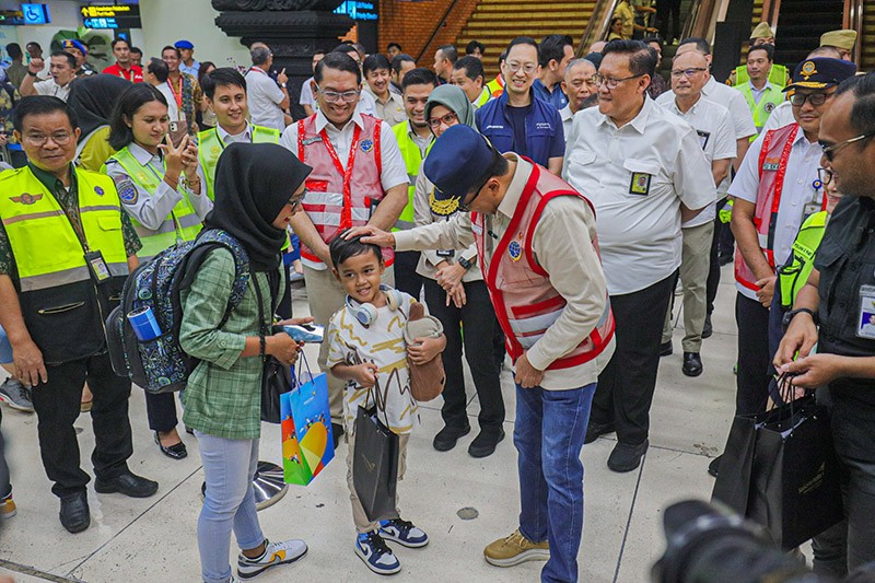 Menhub Budi Karya Cek Kesiapan Bandara Soetta saat Arus Balik Lebaran 2024 - Bagian 2