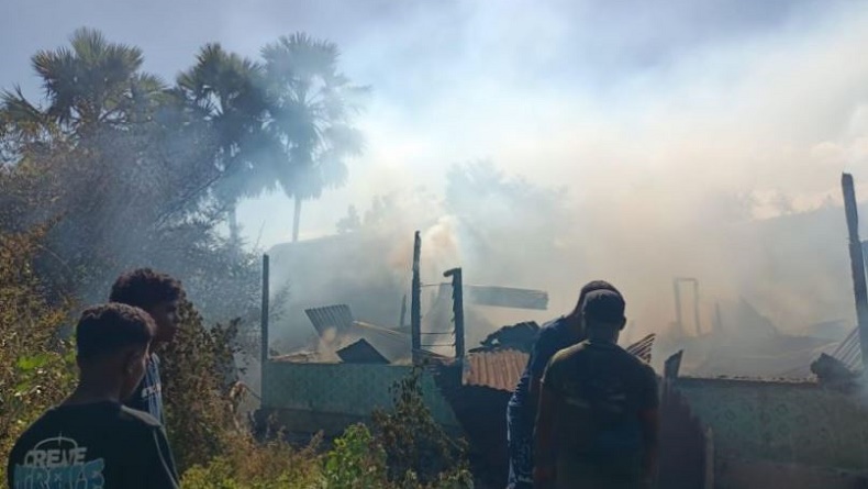 title Apes! 2 Rumah Warga di Kupang NTT Ludes Dibakar Perempuan ODGJ Apes! 2 Rumah Warga di Kupang NTT Ludes Dibakar Perempuan ODGJ
