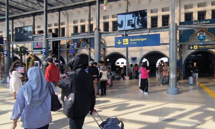 Arus Balik Lebaran, Puluhan Ribu Pemudik Tiba Di Stasiun Pasar Senen