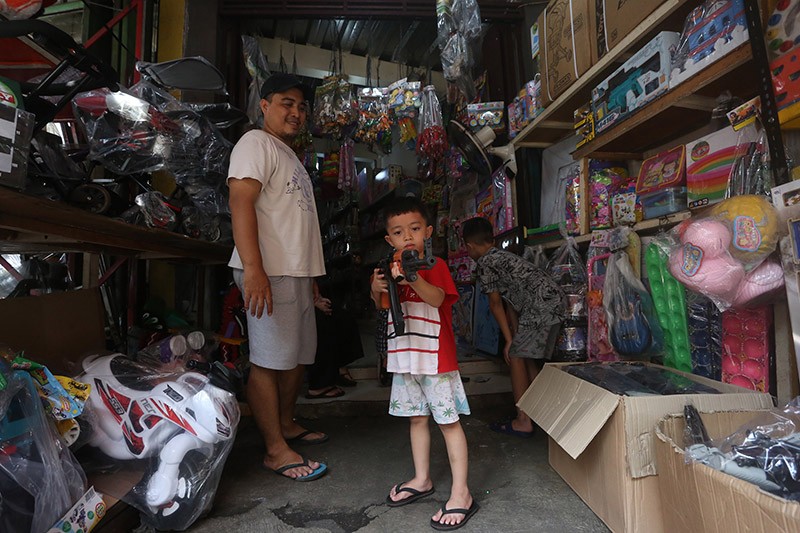 Penjual Mainan Pasar Gembrong Diserbu Anak-Anak usai Lebaran - Bagian 3