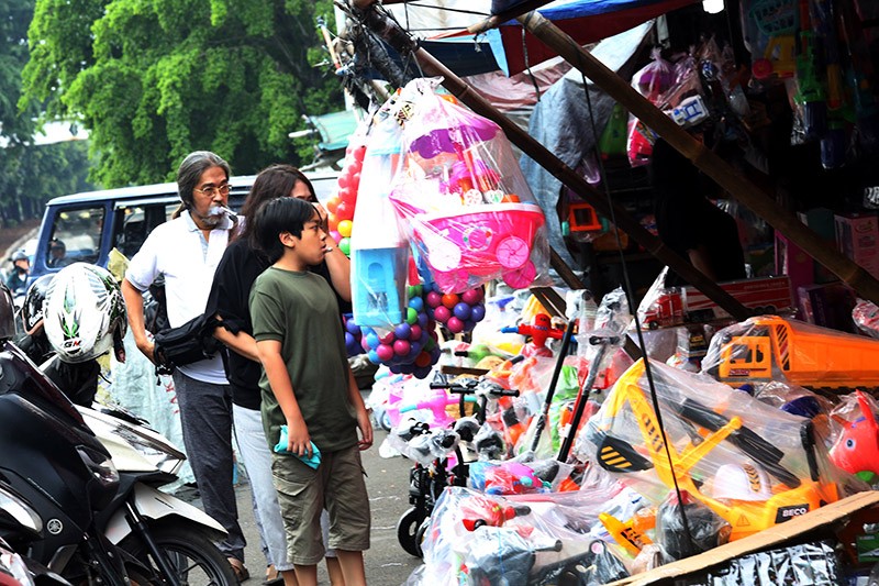Penjual Mainan Pasar Gembrong Diserbu Anak-Anak usai Lebaran - Bagian 2