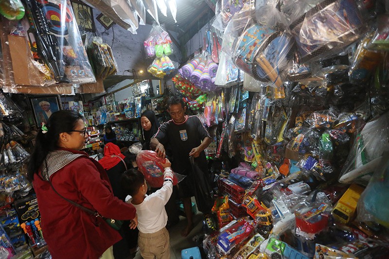 Penjual Mainan Pasar Gembrong Diserbu Anak-Anak usai Lebaran - Bagian 1