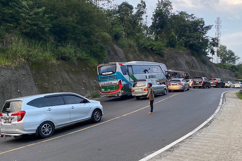 Jalur Lintas Selatan Lingkar Gentong Padat Merayap Pagi Ini, Didominasi Pemudik - Bagian 3