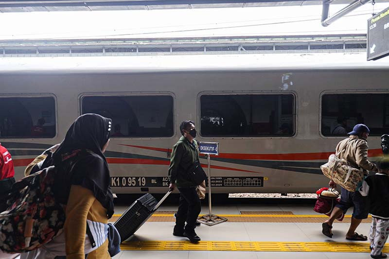 Ribuan Pemudik Kembali ke Jakarta Lewat Stasiun Pasar Senen - Bagian 3