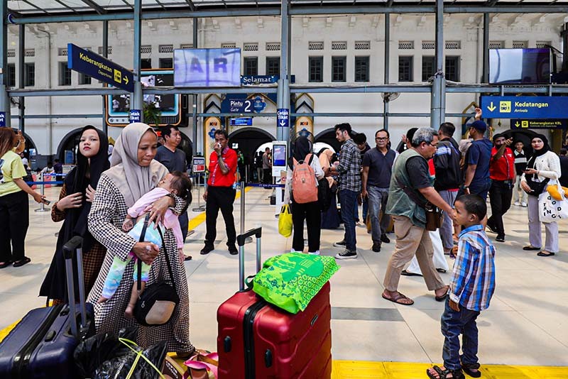 Ribuan Pemudik Kembali ke Jakarta Lewat Stasiun Pasar Senen - Bagian 2