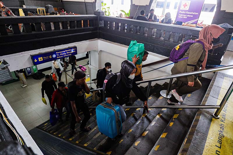 Ribuan Pemudik Kembali ke Jakarta Lewat Stasiun Pasar Senen - Bagian 1