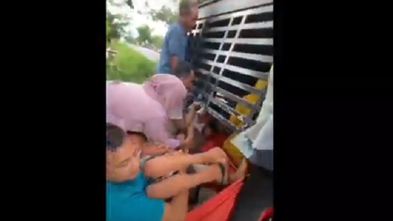 title Kecelakaan Maut di Lampung, Mobil Pikap Angkut 12 Orang Terbalik Kecelakaan Maut di Lampung, Mobil Pikap Angkut 12 Orang Terbalik