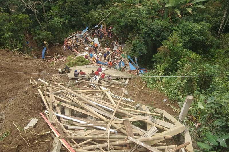Tim SAR Evakuasi Korban Longsor Tana Toraja di Tengah Kabut - Bagian 5