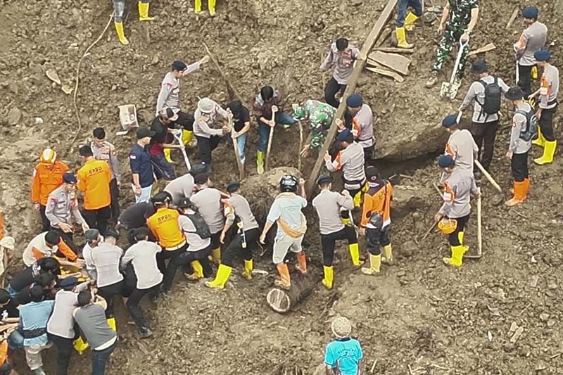 Tim SAR Evakuasi Korban Longsor Tana Toraja di Tengah Kabut - Bagian 4