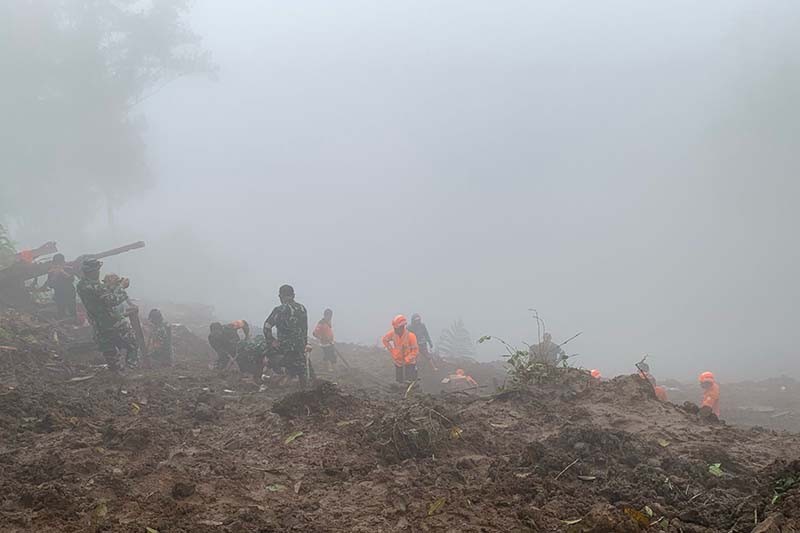 Tim SAR Evakuasi Korban Longsor Tana Toraja di Tengah Kabut - Bagian 2