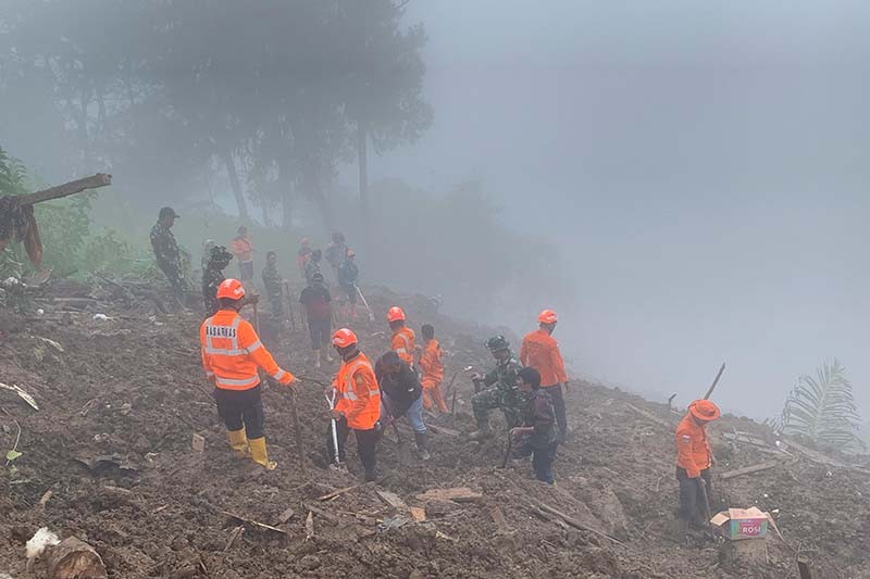 Tim SAR Evakuasi Korban Longsor Tana Toraja di Tengah Kabut - Bagian 1