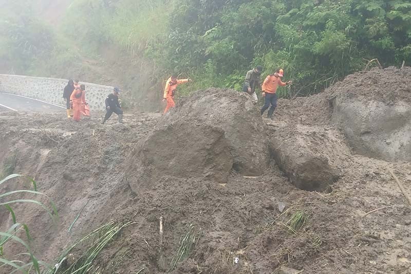 Tim SAR Evakuasi Korban Longsor Tana Toraja di Tengah Kabut - Bagian 3
