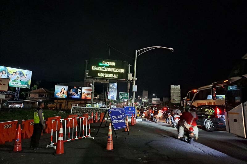 Imbas One Way Arus Balik, Jalan Dalam Kota Semarang Padat Kendaraan - Bagian 2