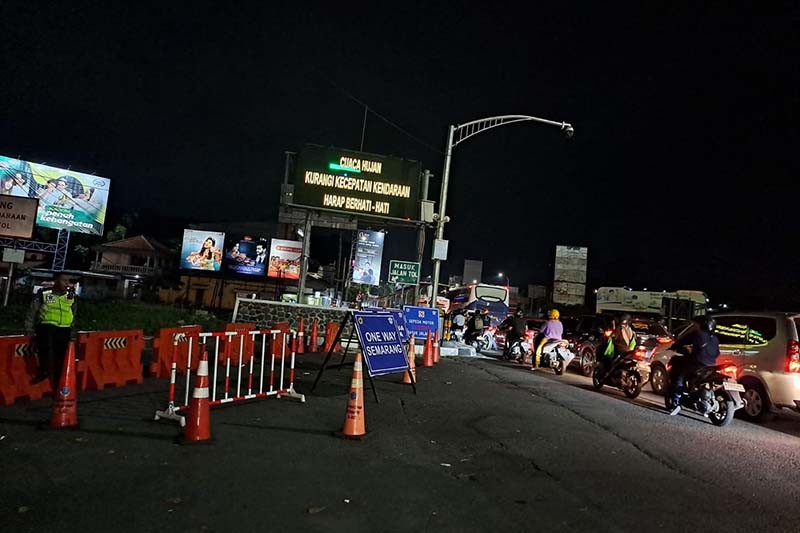 Imbas One Way Arus Balik, Jalan Dalam Kota Semarang Padat Kendaraan - Bagian 3