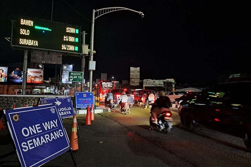 Imbas One Way Arus Balik, Jalan Dalam Kota Semarang Padat Kendaraan - Bagian 1