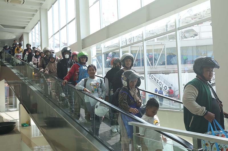 Gelombang Pertama Arus Balik Pemudik Tiba di Tanjung Priok dengan KM Dobonsolo - Bagian 5