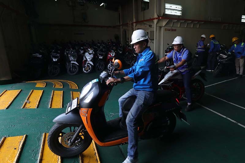 Gelombang Pertama Arus Balik Pemudik Tiba di Tanjung Priok dengan KM Dobonsolo - Bagian 3
