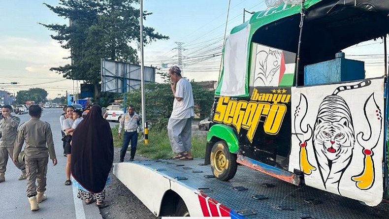 Bajaj Mogok di Mojokerto, Sekeluarga Pemudik asal Jakarta Dibantu Naik Towing Polisi