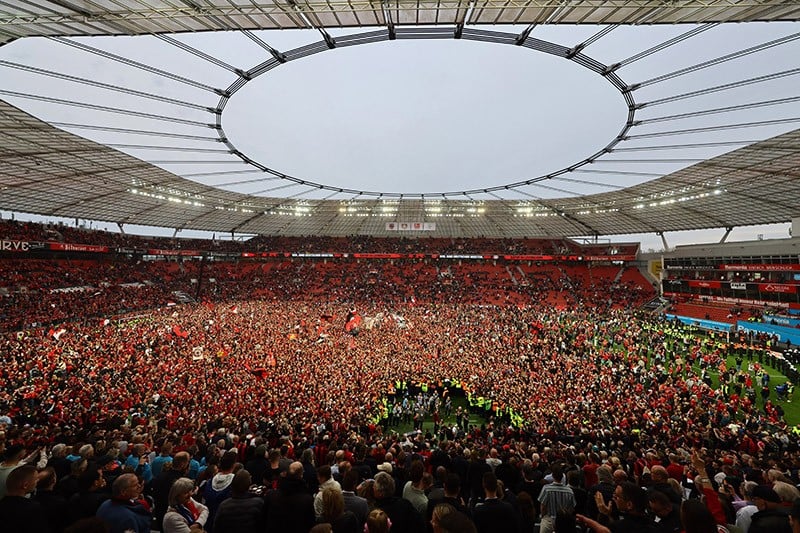 Bayer Leverkusen Juara Bundesliga, Fans Tumpah Ruah ke Lapangan - Bagian 1