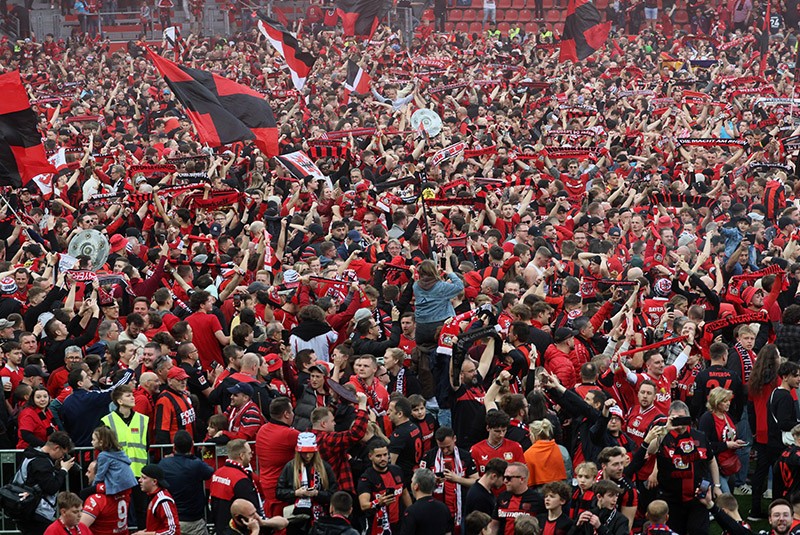 Bayer Leverkusen Juara Bundesliga, Fans Tumpah Ruah ke Lapangan - Bagian 3