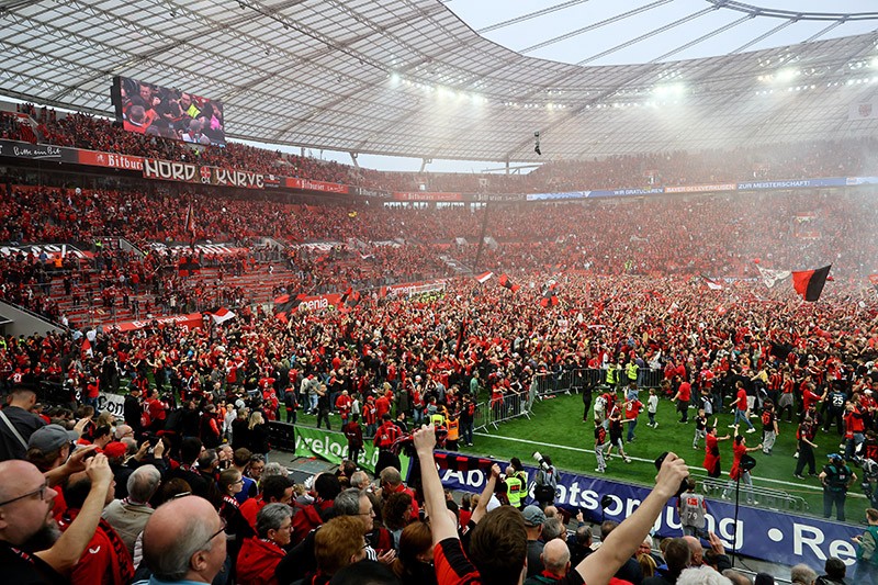 Bayer Leverkusen Juara Bundesliga, Fans Tumpah Ruah ke Lapangan - Bagian 2