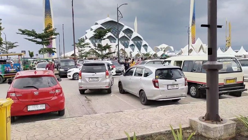 Viral Pungli Berkedok Parkir di Masjid Al-Jabbar, Tarif Seikhlasnya Diberi Rp5.000 Tak Mau