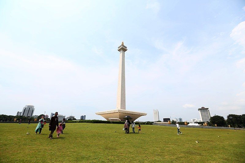 Ribuan Orang Berwisata ke Monas saat libur Lebaran - Bagian 2