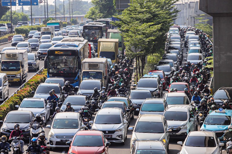 Pekerja Beraktivitas Usai Libur Lebaran 2024, Jalanan Jakarta Kembali Macet