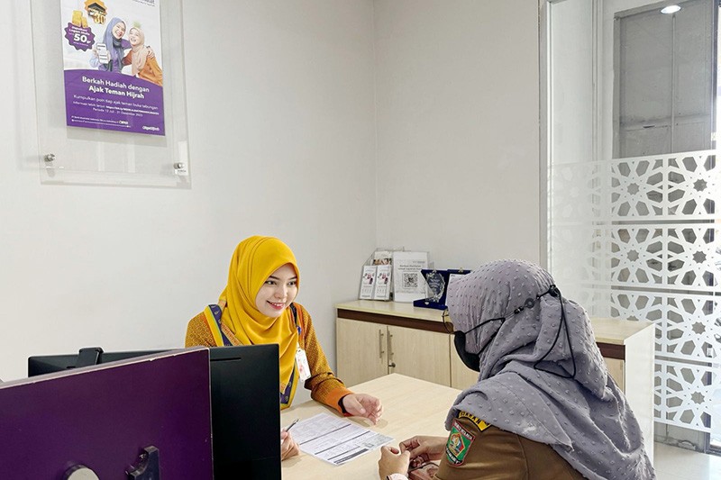 Suasana Pelayanan Perbankan Hari Pertama Pasca Libur Idulfitri 1445 H - Bagian 3