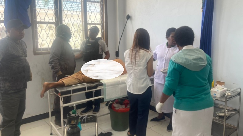 Tukang Ojek Bersimbah Darah Ditikam OTK di Pelabuhan Aikai Papua Tengah