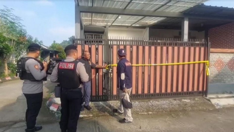 title Bandung Barat Gempar, Mayat Pria Dikubur dalam Rumah Diduga Korban Pembunuhan Bandung Barat Gempar, Mayat Pria Dikubur dalam Rumah Diduga Korban Pembunuhan