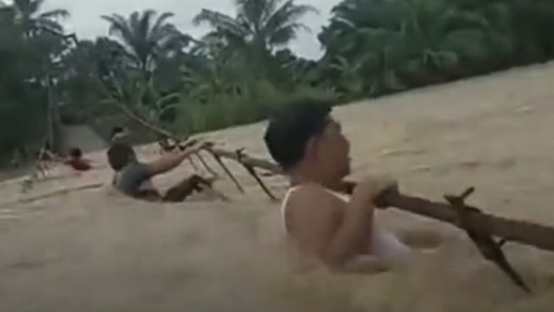 Detik-detik Mengerikan Warga Desa Karang Anyar Muratara Bergelantungan di Jembatan sebelum Putus Diterjang Banjir