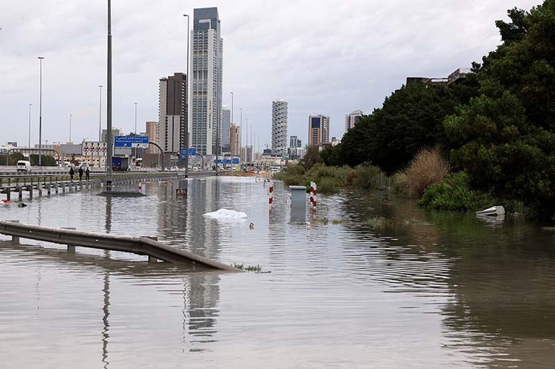 Dubai Banjir, Mobil-Mobil Mewah Terendam Air Ditinggal Pemilik - Bagian 5