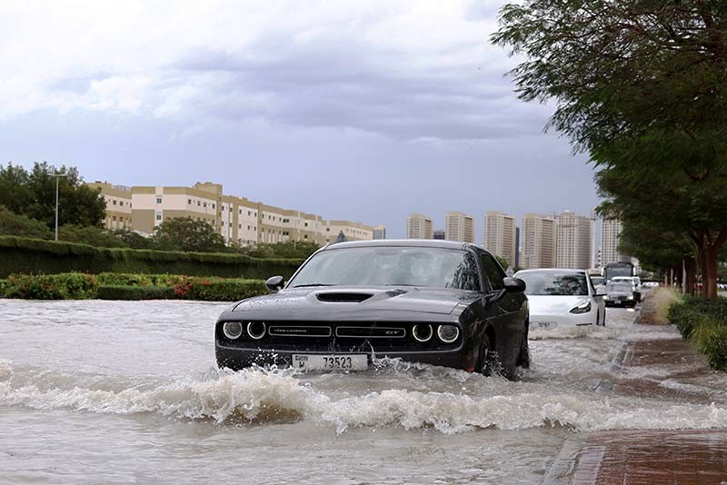 Dubai Banjir, Mobil-Mobil Mewah Terendam Air Ditinggal Pemilik - Bagian 1