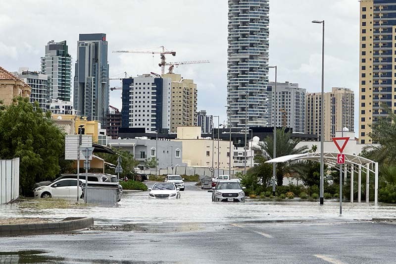 Dubai Banjir, Mobil-Mobil Mewah Terendam Air Ditinggal Pemilik - Bagian 4