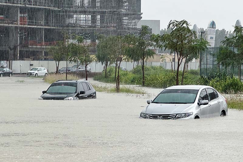Dubai Banjir, Mobil-Mobil Mewah Terendam Air Ditinggal Pemilik - Bagian 2