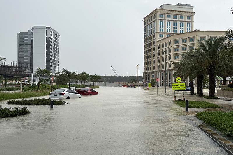 Dubai Banjir, Mobil-Mobil Mewah Terendam Air Ditinggal Pemilik - Bagian 3