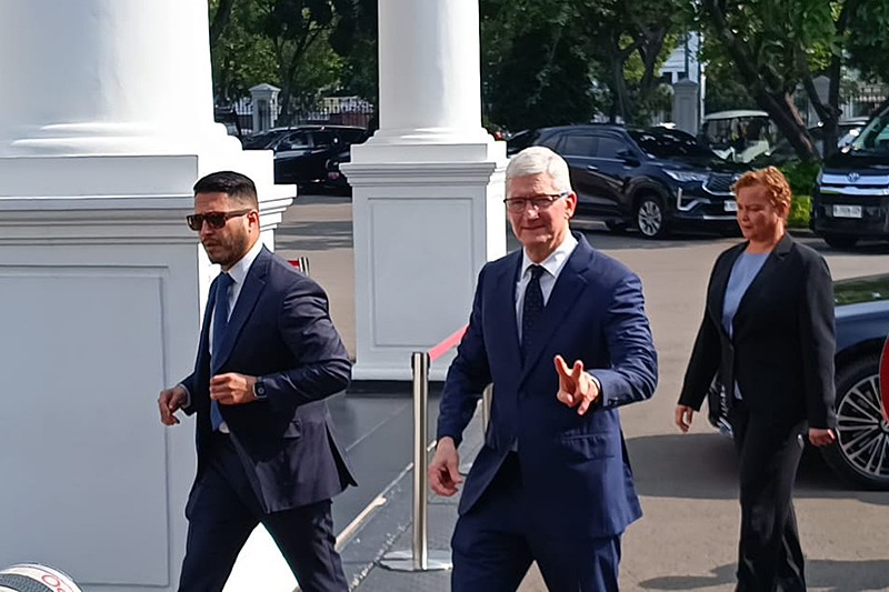 Gaya CEO Apple Tim Cook Acungkan 2 Jari Tiba di Istana Temui Jokowi - Bagian 1