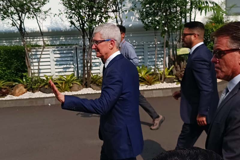 Gaya CEO Apple Tim Cook Acungkan 2 Jari Tiba di Istana Temui Jokowi - Bagian 3