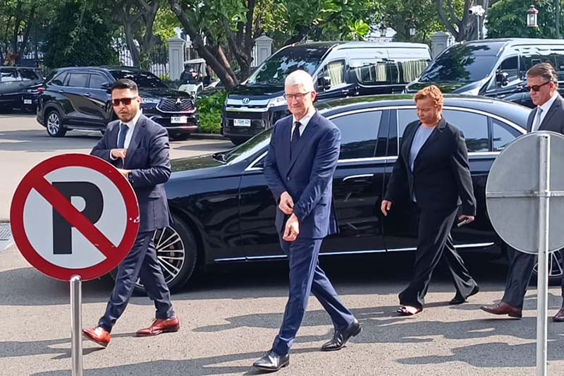 Gaya CEO Apple Tim Cook Acungkan 2 Jari Tiba di Istana Temui Jokowi - Bagian 2