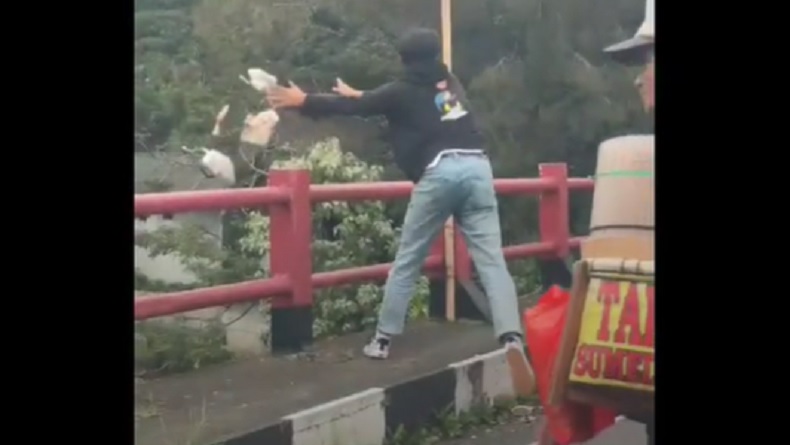 title Didatangi Petugas Dinas LH Cianjur, Pemuda yang Viral Buang Sampah ke Sungai Minta Maaf Didatangi Petugas Dinas LH Cianjur, Pemuda yang Viral Buang Sampah ke Sungai Minta Maaf