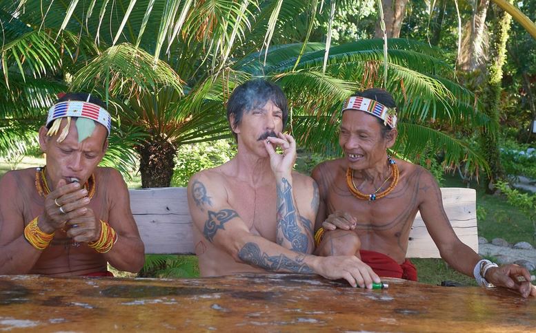Viral Anthony Kiedis Vokalis RHCP Liburan di Mentawai, Duduk Santai Nyebat Bersama 2 Sikerei