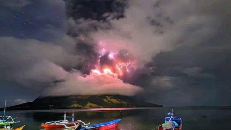 title Viral Penampakan Mengerikan Erupsi Gunung Ruang, Keluarkan Lava Beserta Kilat Petir Viral Penampakan Mengerikan Erupsi Gunung Ruang, Keluarkan Lava Beserta Kilat Petir